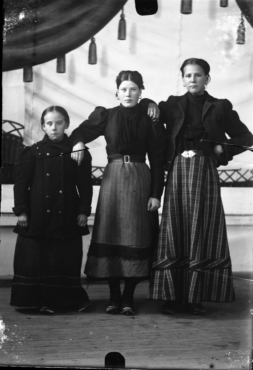 Oscar Holte, Portrett av tre kvinner