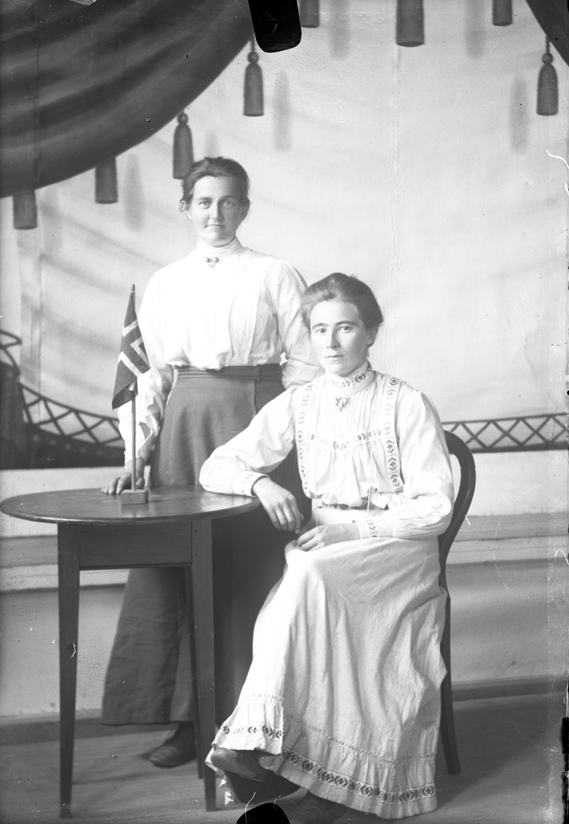 Oscar Holte, Portrett av to kvinner