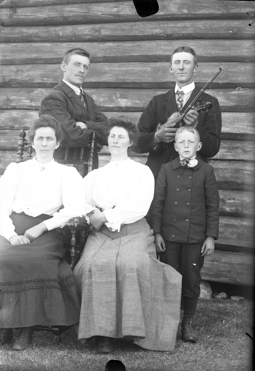 Oscar Holte, Portrett av søskenflokk