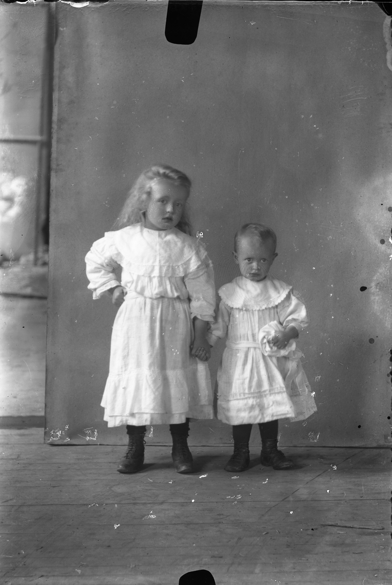 Oscar Holte, Portrett av to små barn