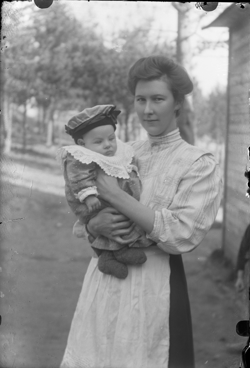 Oscar Holte, Portrett av kvinne med et lite barn