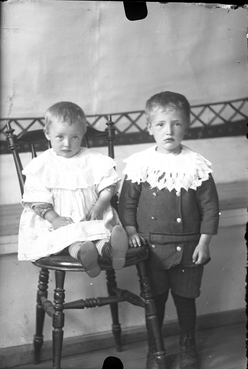 Oscar Holte, Portrett av to små barn