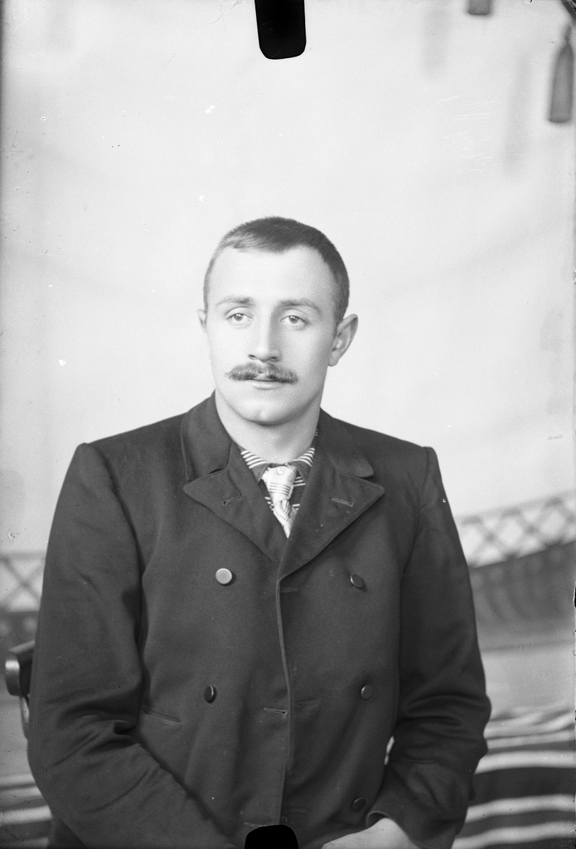 Oscar Holte, Portrett av mann