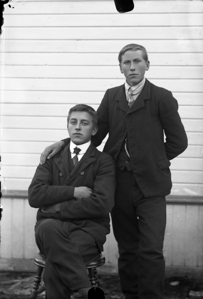 Oscar Holte, Portrett av to unge menn