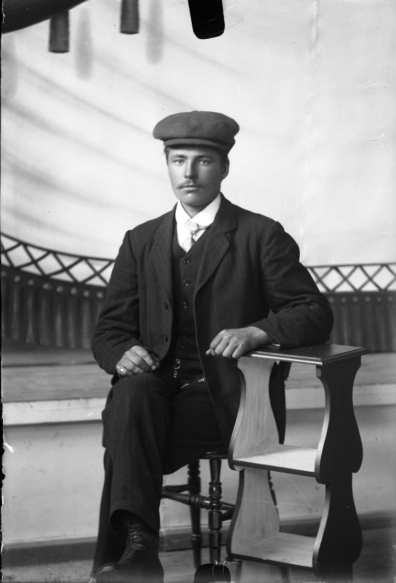 Oscar Holte, Portrett av mann