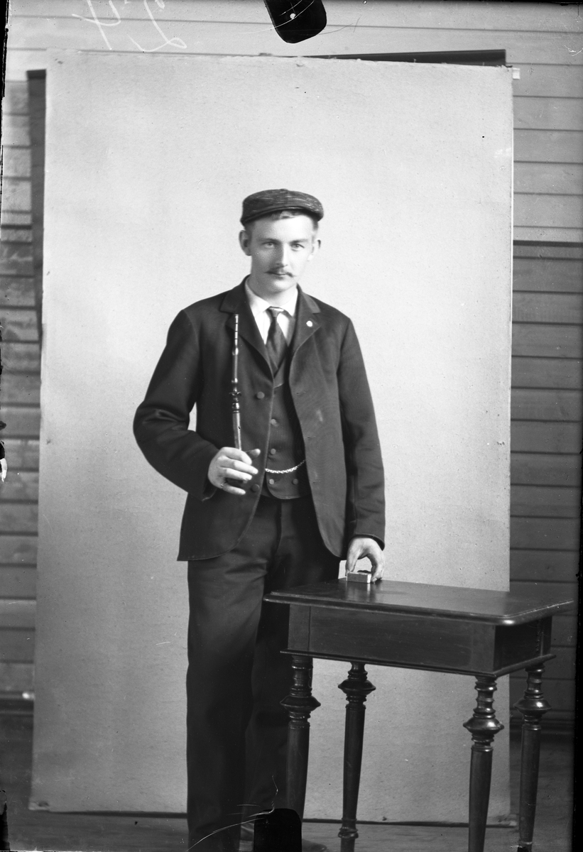 Oscar Holte, Portrett av mann