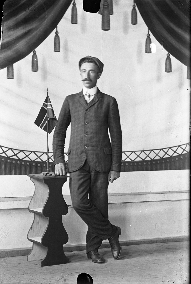 Oscar Holte, Portrett av mann