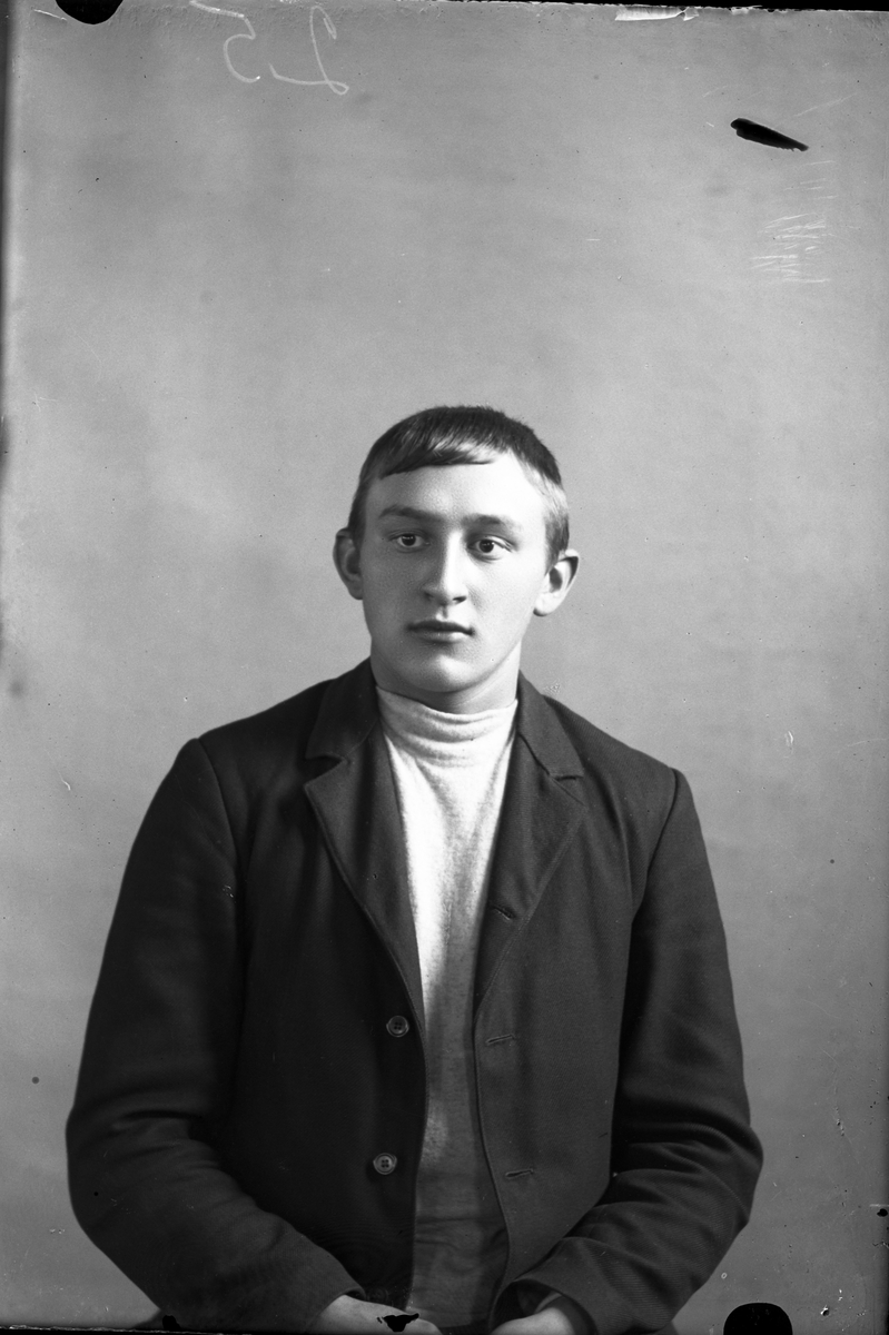 Oscar Holte, Portrett av ung mann