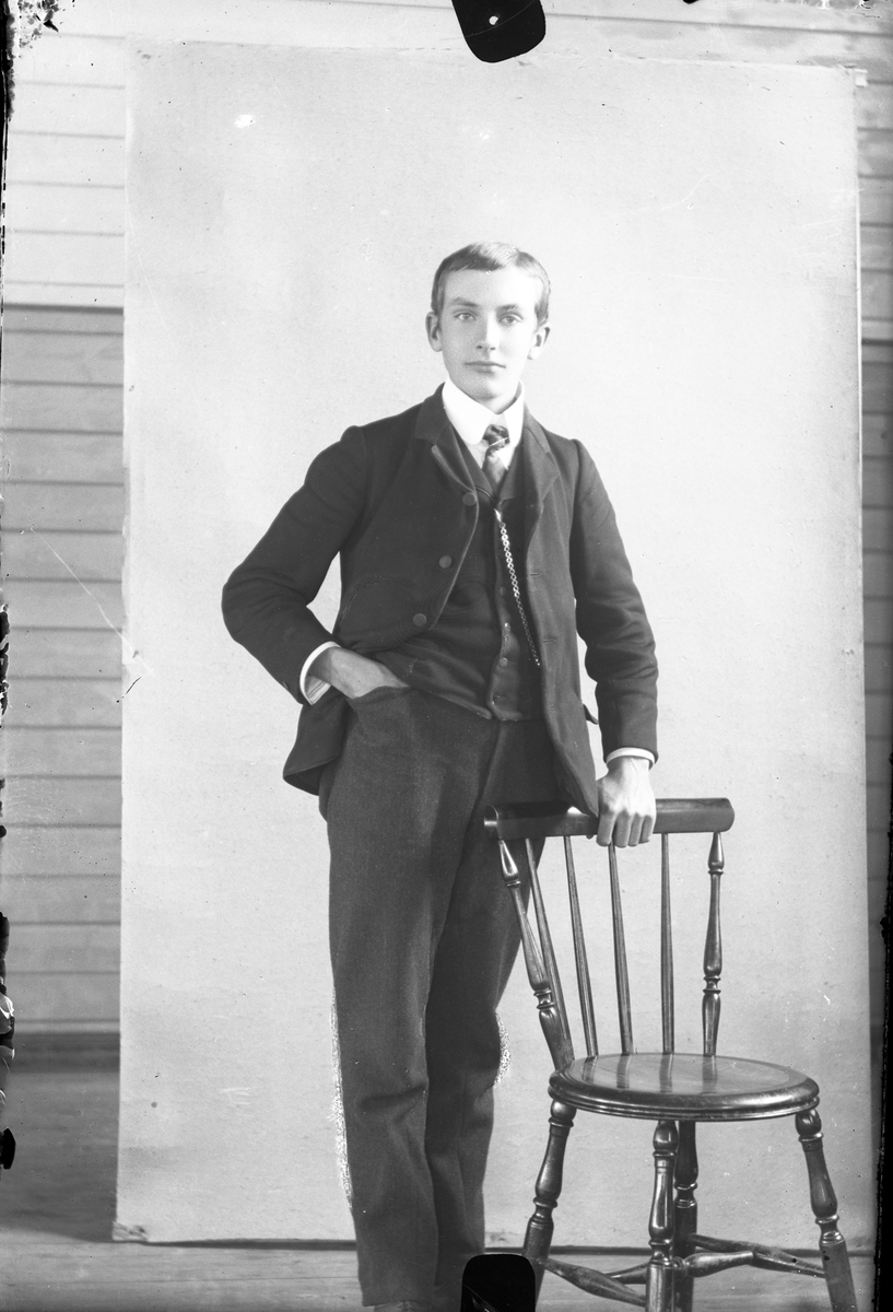 Oscar Holte, Portrett av ung mann