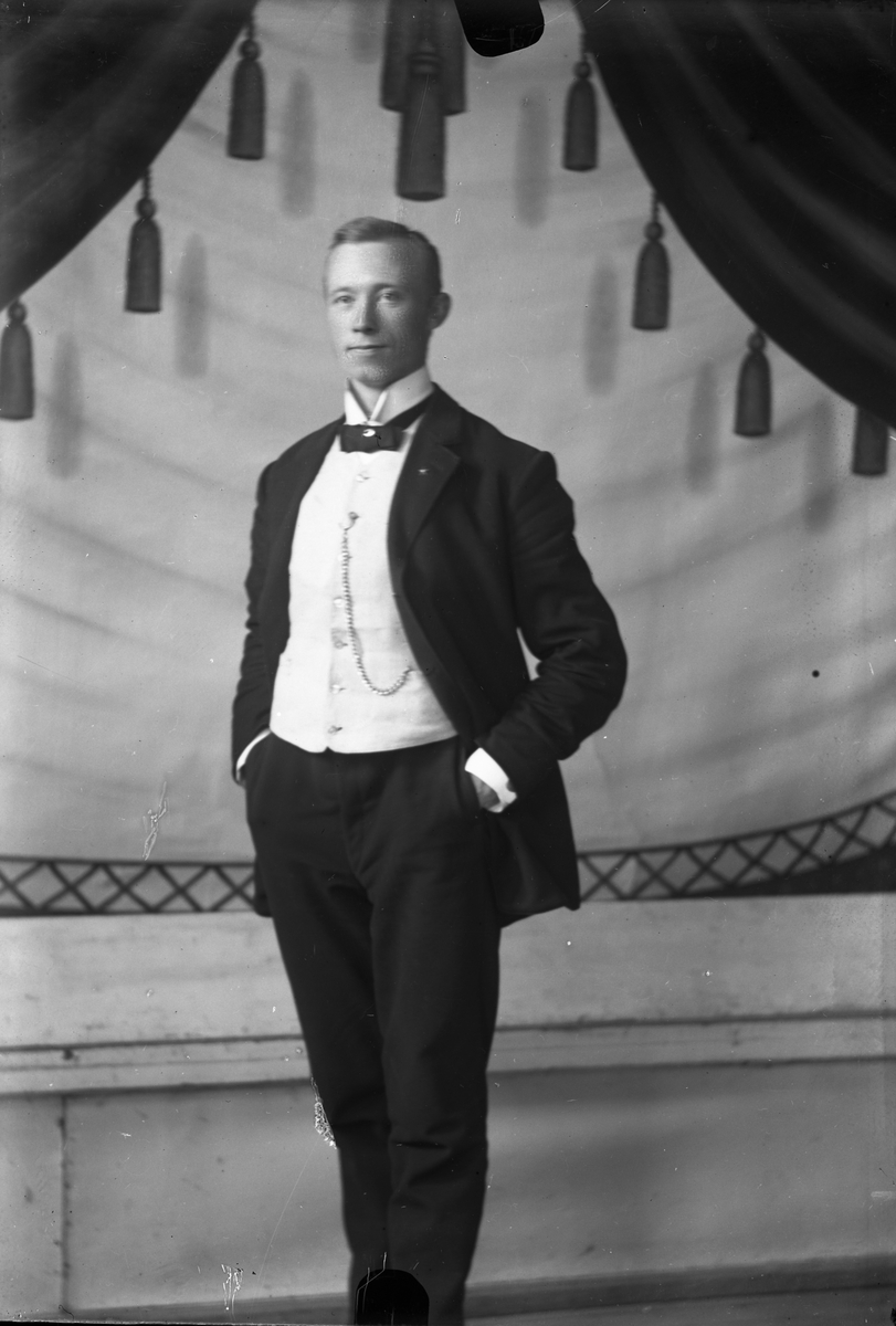 Oscar Holte, Portrett av stram kar