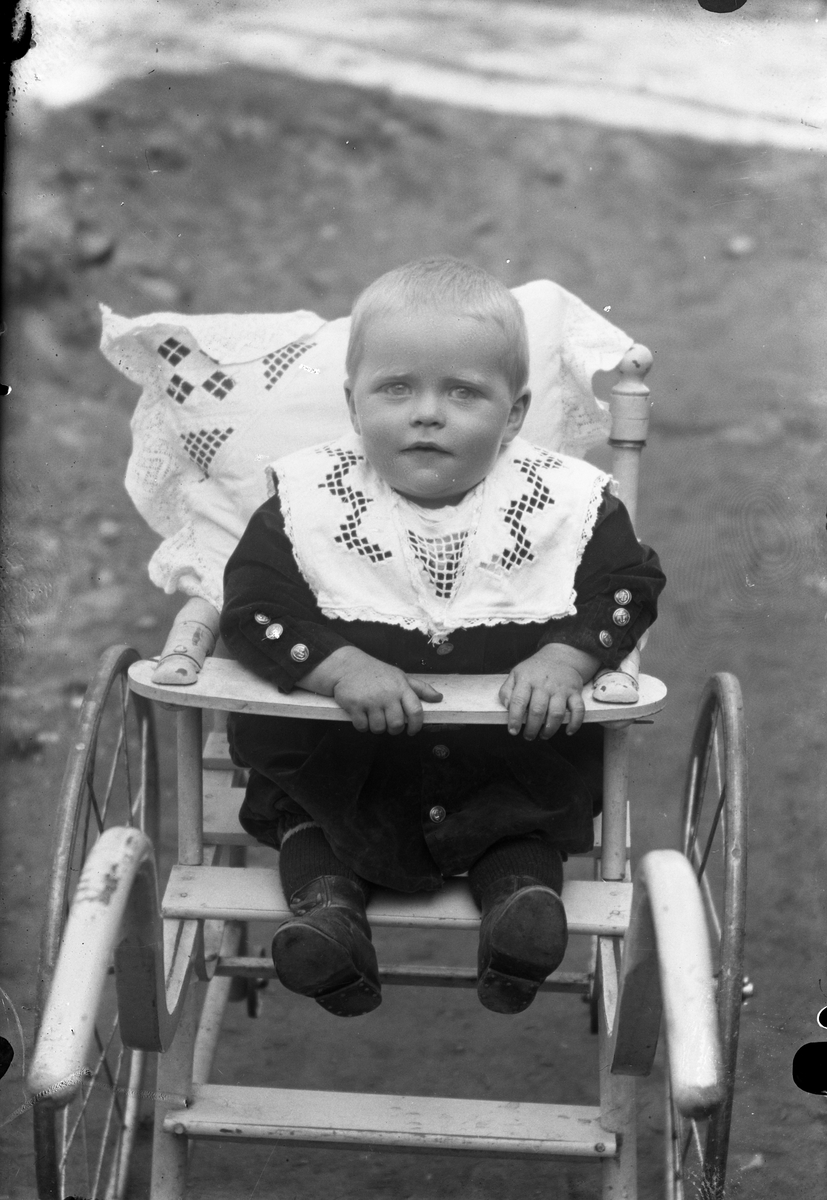 Oscar Holte, Portrett av lite barn