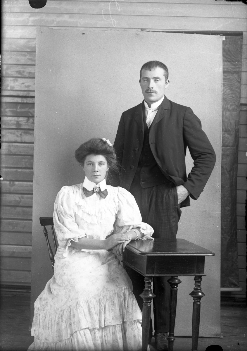 Oscar Holte, Portrett av kvinne og mann
