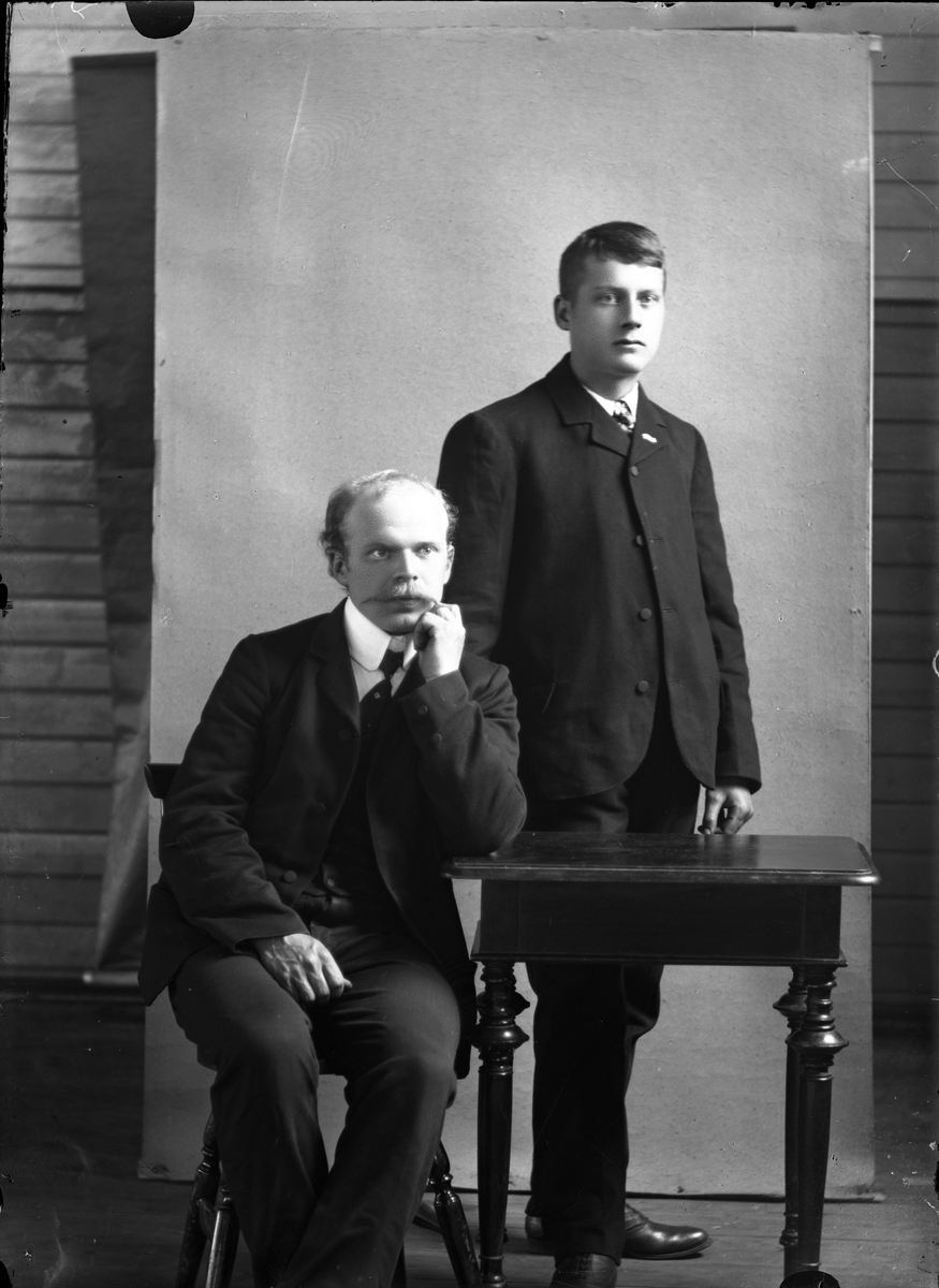 Oscar Holte, Portrett av to menn