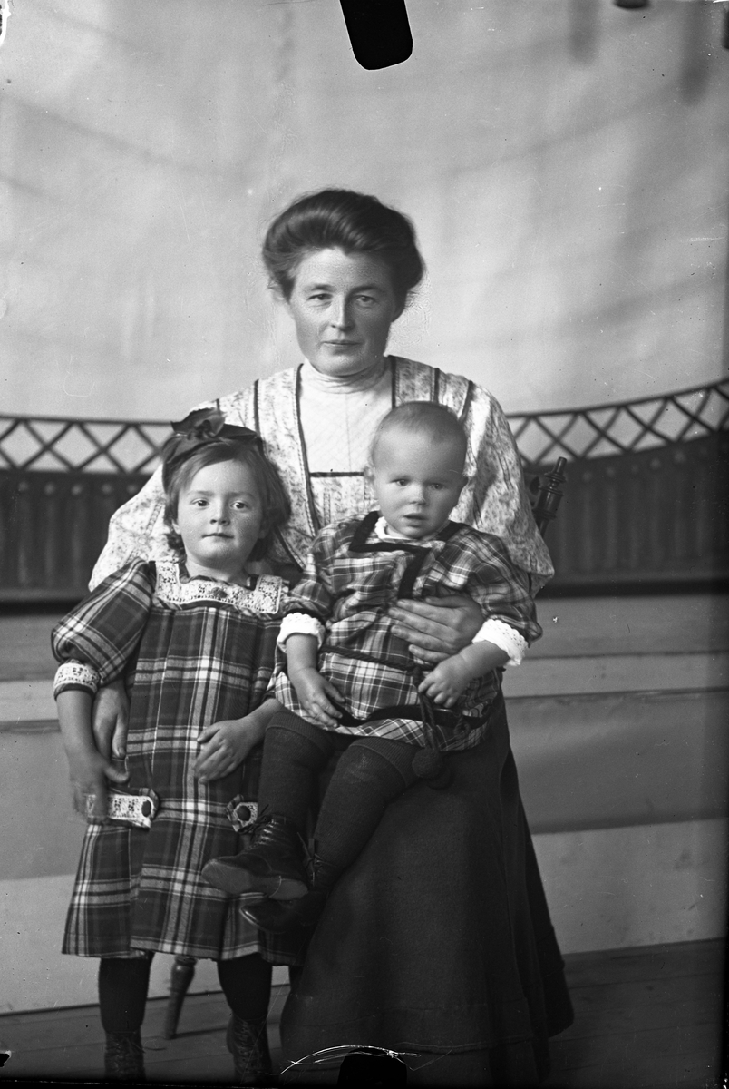 Oscar Holte, Portrett av kvinne og 2 barn