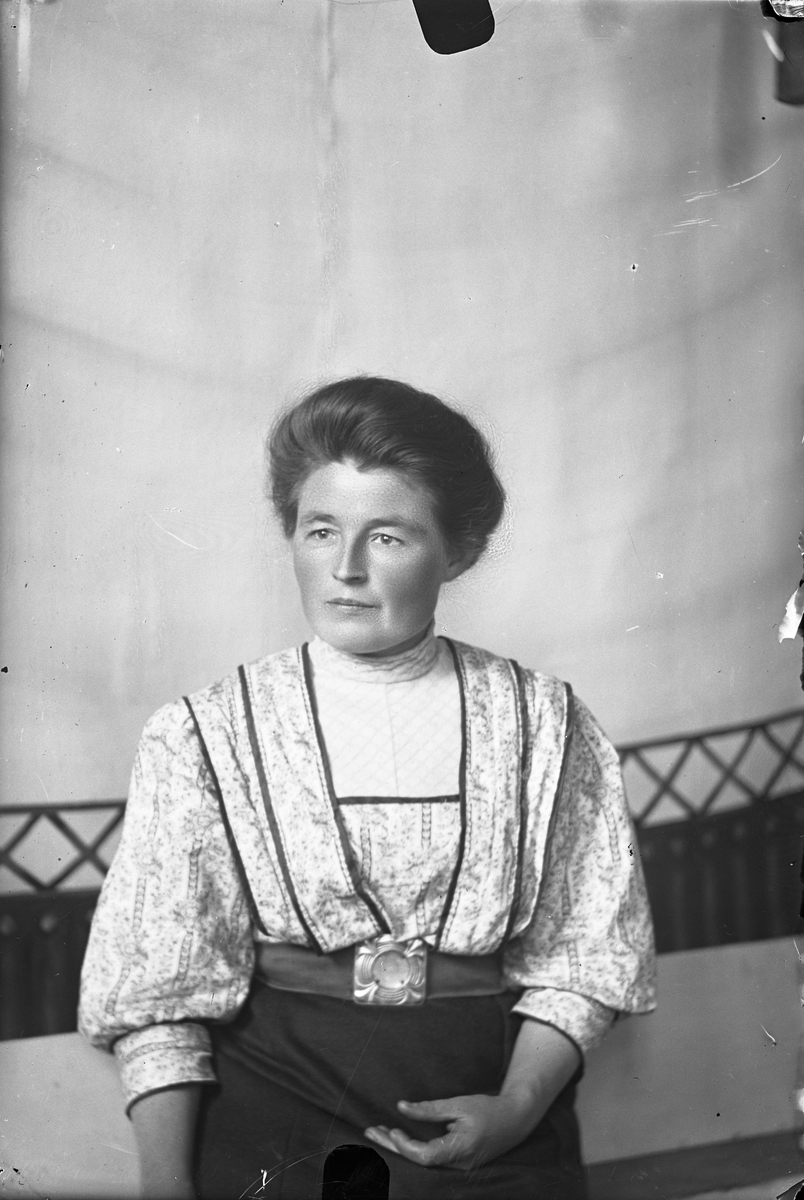 Oscar Holte, Portrett av kvinne