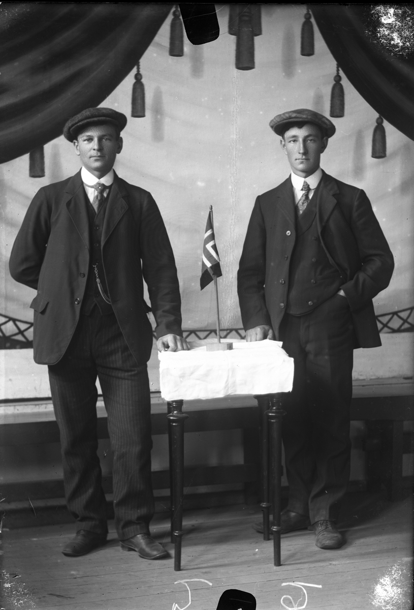 Oscar Holte, Portrett av to menn