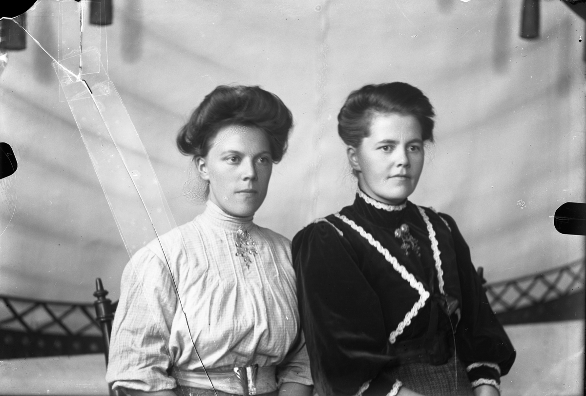 Oscar Holte, Portrett av to kvinner