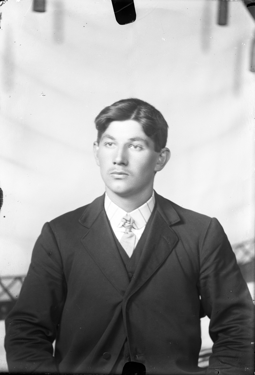 Oscar Holte, Portrett av mann