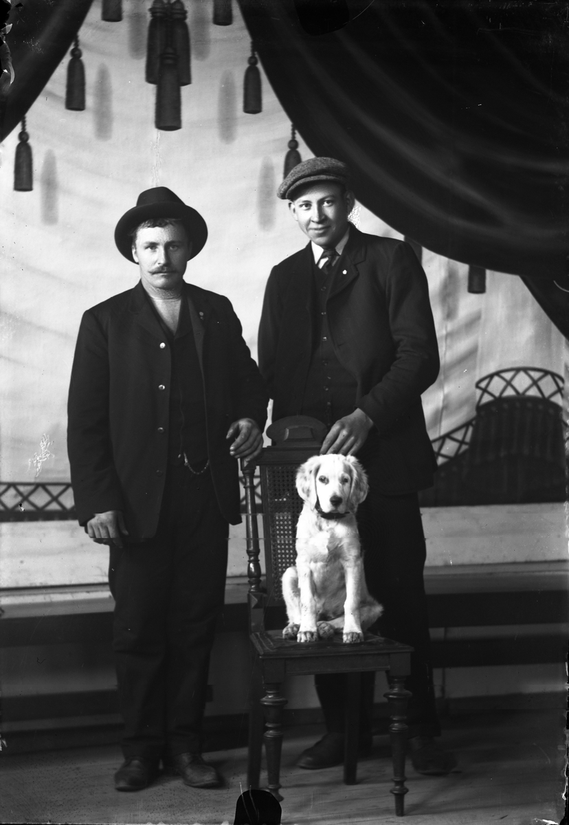 Oscar Holte, Portrett av to menn og en hund