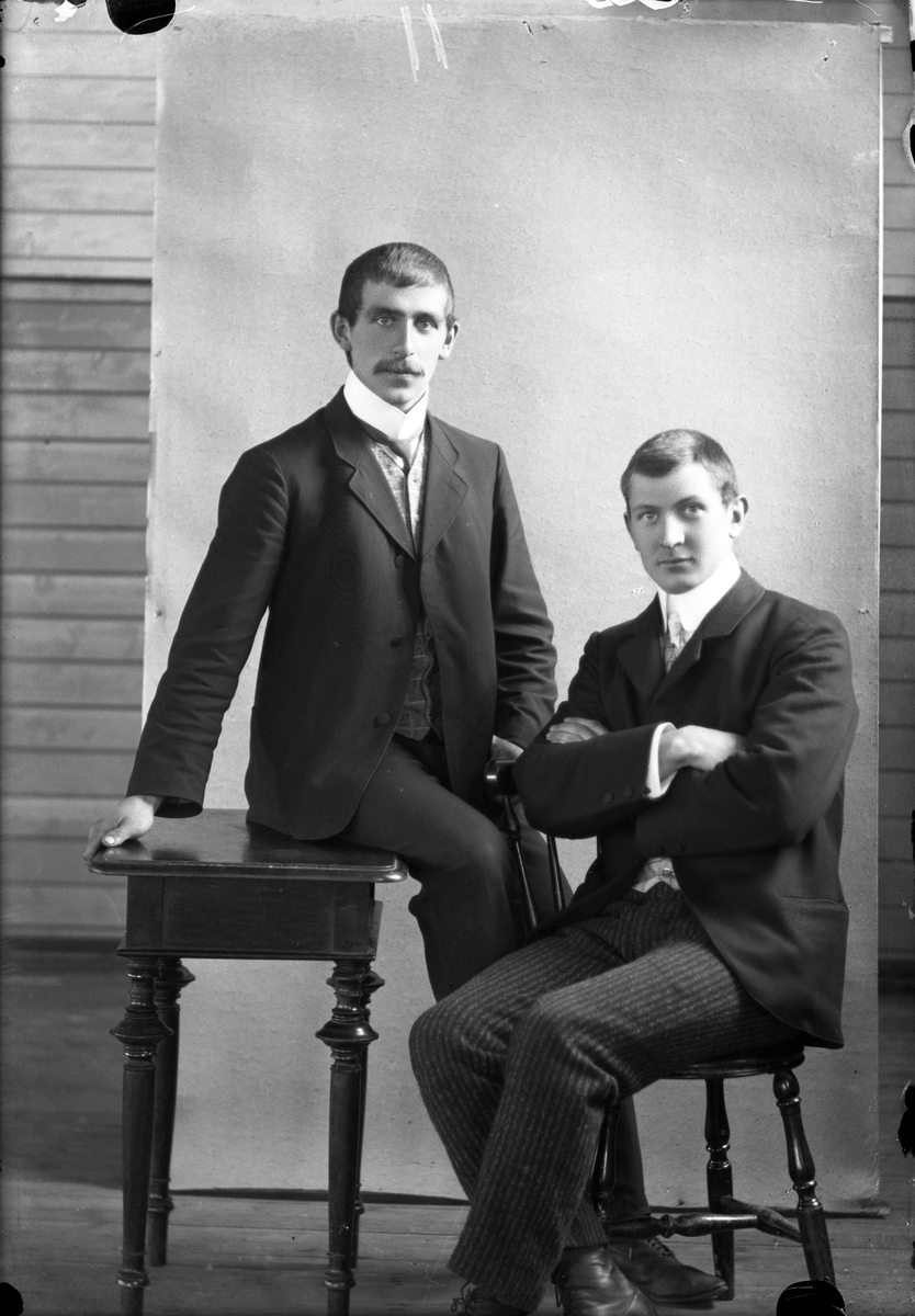 Oscar Holte, Portrett av to menn