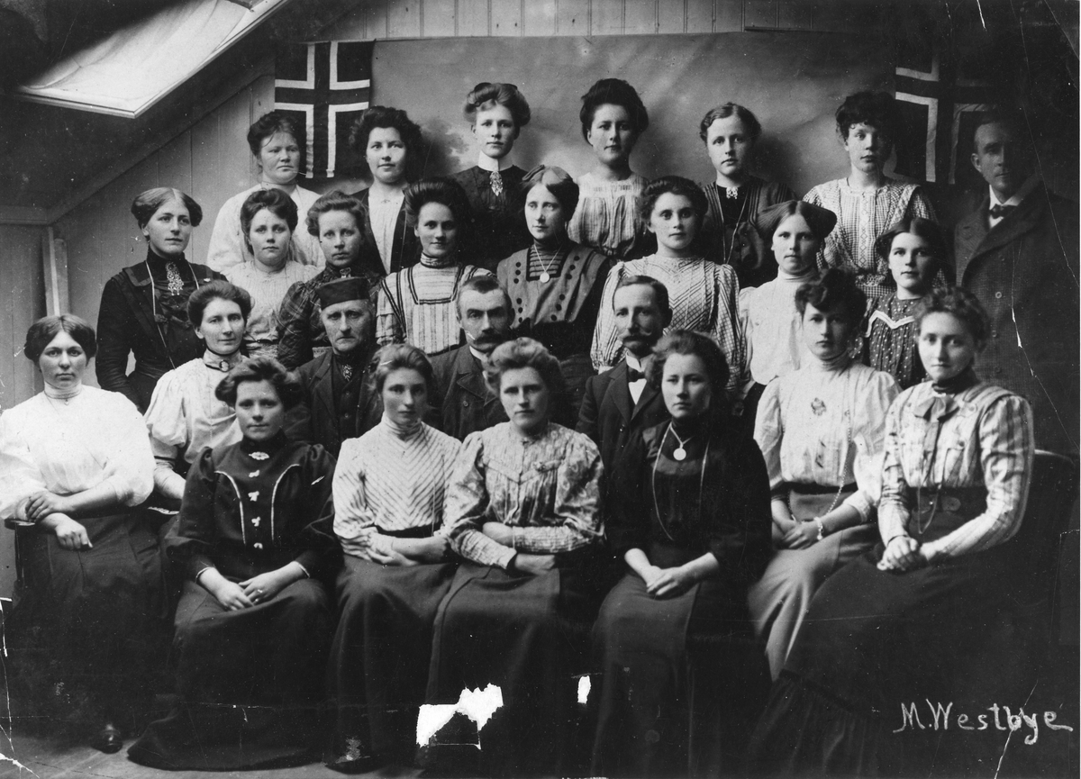 Ukjent, Nord-Østerdal husmorskole (Jenteskolen for Nordre Østerdalen og Trysil - Øvre Rendal) 1909 (Samme som MINØ.128786 - uten ramme og navn)