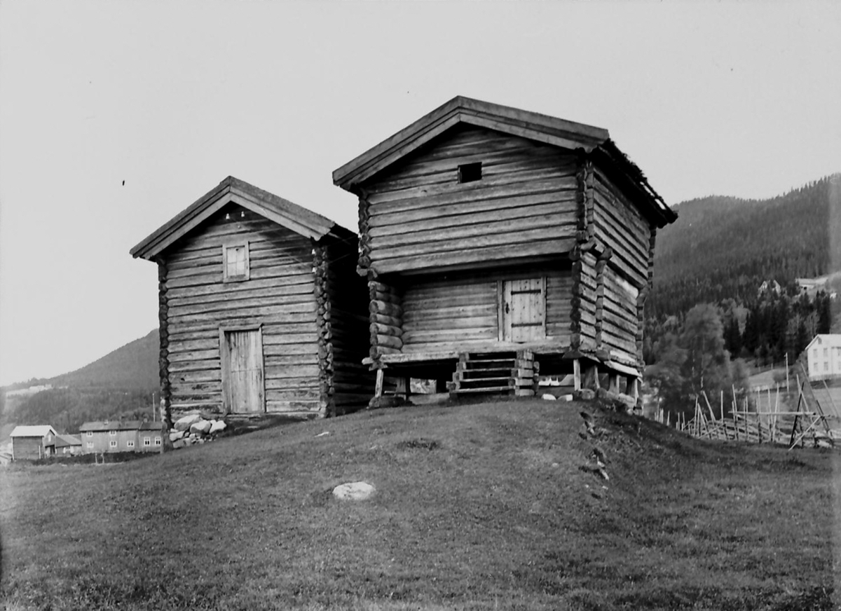 Nordiska Museet, Stabburene / loftene på S. Høye, Ø. Rendal.