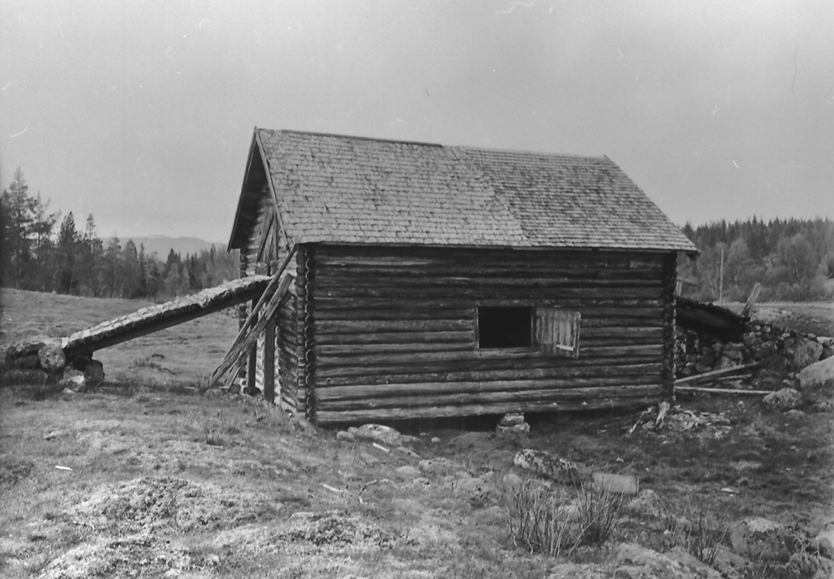 Nordiska Museet, Låve med to kjørbruer, Renåseter, Misteråsen, Y. Rendal.