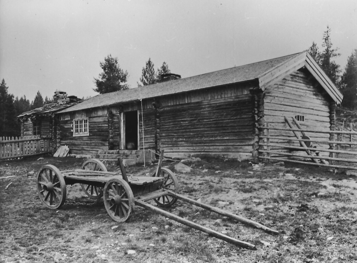 Nordiska Museet, 4-hjuls-vogn foran seterstue med tilbygg, Misterosen, Renåseter, Y. Rendal.