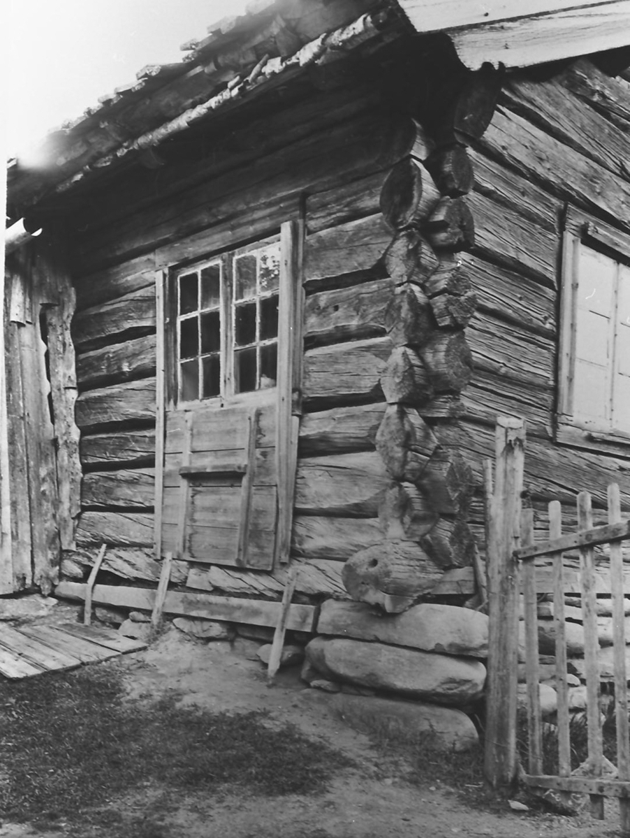 Nordiska Museet, Detalj av vindu, hjørne og mur på bolighus, S. Bjøntegård, Ø. Rendal.