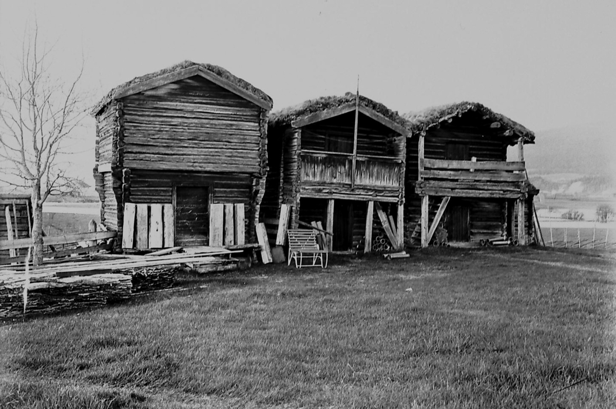 Nordiska Museet, 3 stabbur / loft og do, 1927.