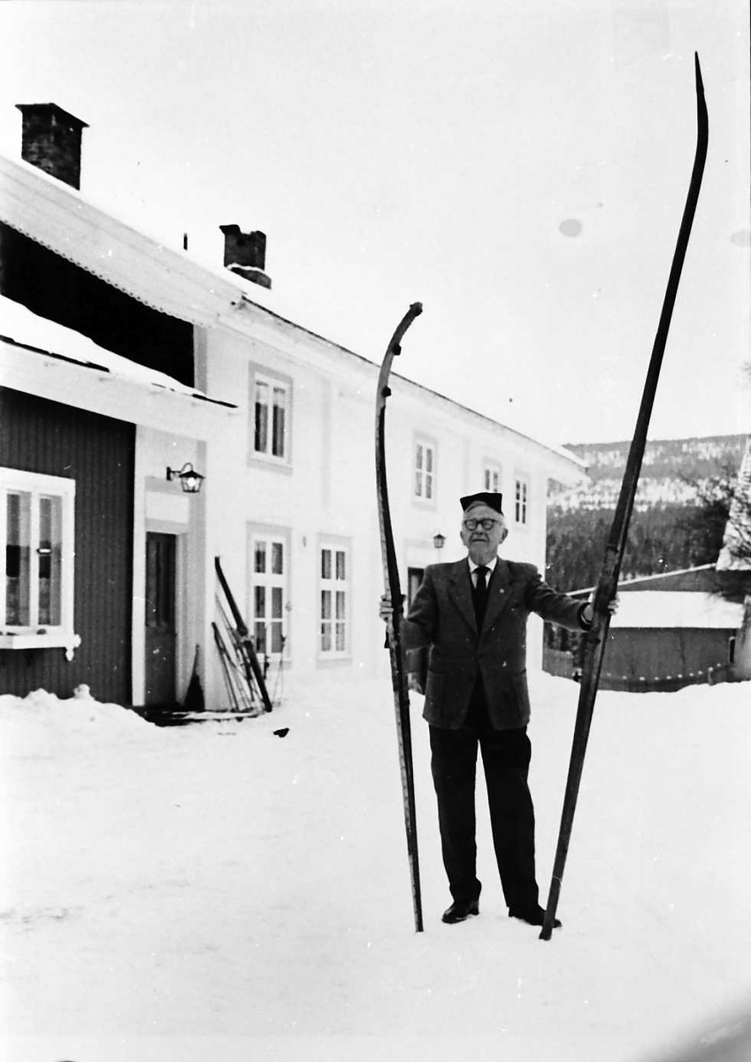 Jan Erik Øvergård, Mann, ski, klær, bolighus.