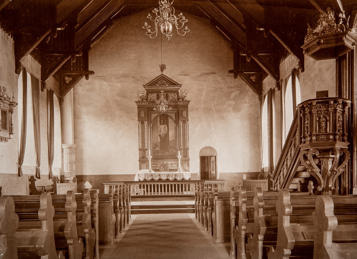 Anno Domkirkeodden, Interiør, Furnes kirke, Ringsaker. Prekestol, altertavle.