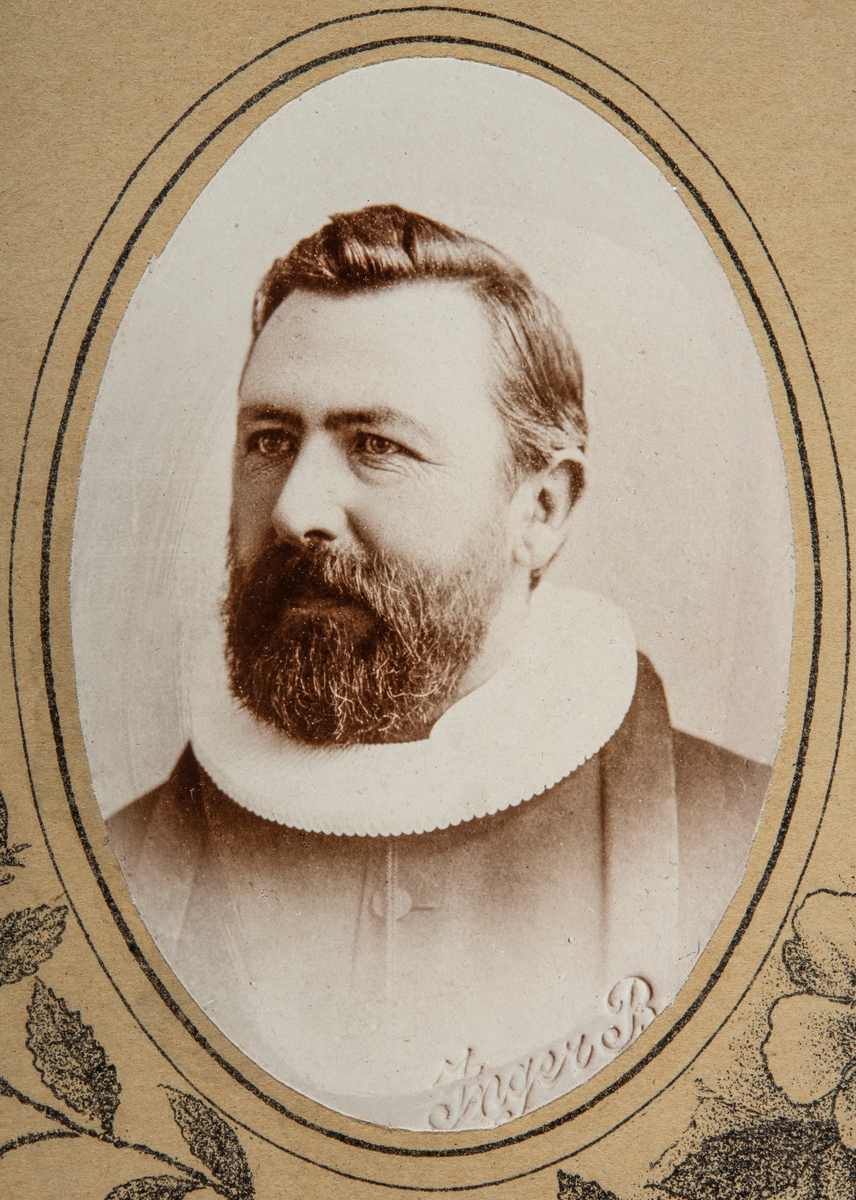 Anno Domkirkeodden, Portrett av prest Hans Emil Erichsen, Furnes kirke, Ringsaker. (født 11. september 1842, død 28. november 1918) Han var utdannet teolog og virket som prest på Hedmarken. Hans Emil Erichsen avsluttet prestegjerningen som stiftsprost på Hamar.