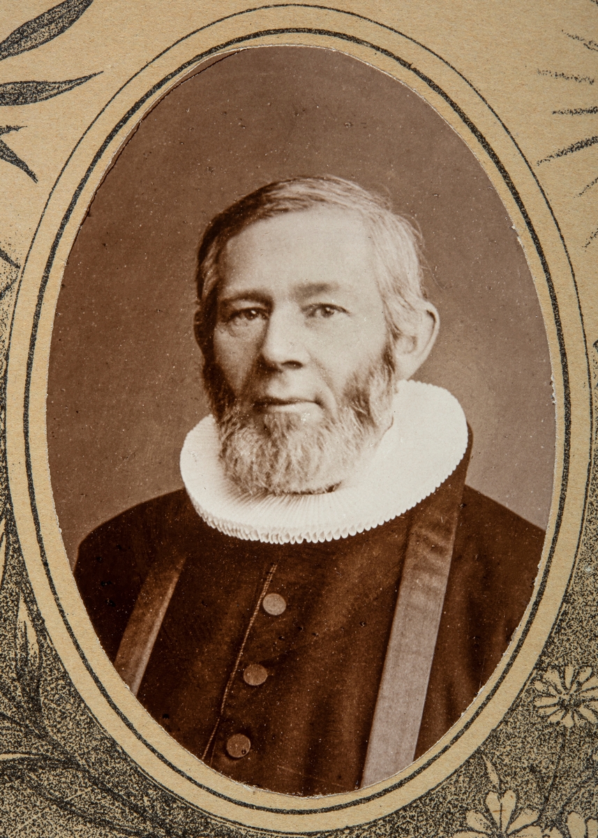 Anno Domkirkeodden, Portrett av prest David Christopher Frich, Furnes kirke, Ringsaker. (født 23. mai 1833 i Christiania, død 3. april 1917) Norsk prest og oversetter. Han utga og oversatte oppbyggelseslitteratur. Han var sønn av sogneprest Gert Jansen Frich (1803–1863) og Ambrosia von Krogh (1807–1865). Faren var bro…