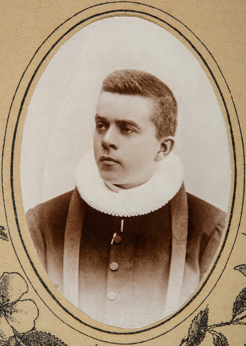 Anno Domkirkeodden, Portrett av prest Bjarne Knutsen, Furnes.