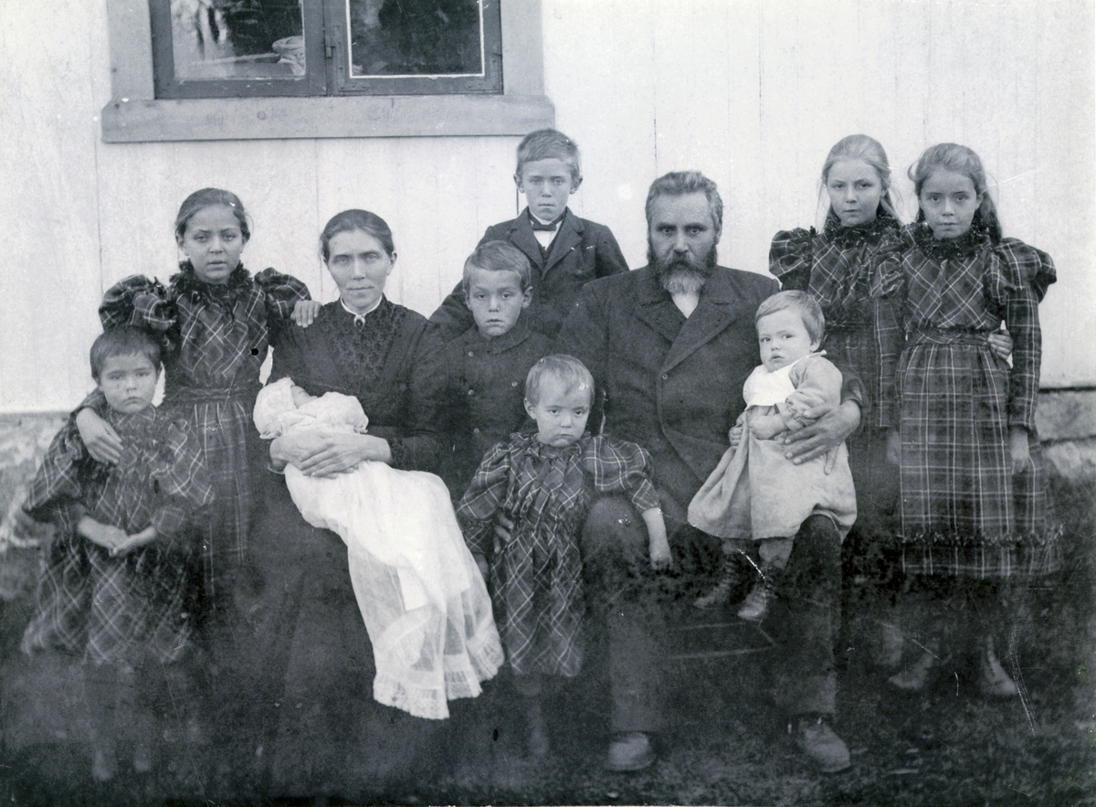 Ukjent, Familien Akre