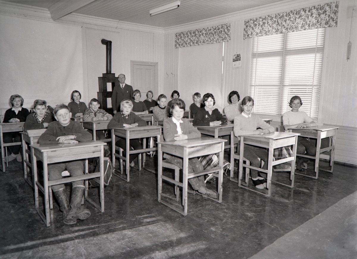 Anno Domkirkeodden, INTERIØR: KLASSEROM, SÅSTAD SKOLE, STANGE, KRETSSKOLE. Grendeskole. Klasserom, ukjente elever. Såstadskolen ble ned lagt 1962.
