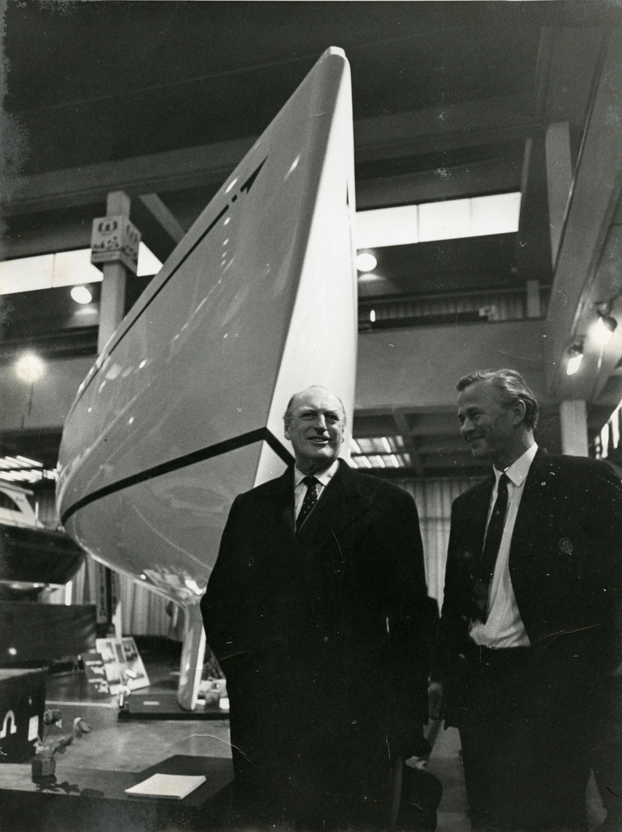 Jan Herman Linge, Sansyneligvis fra utstillingen "Sjøen for alle" på Sjølystsenteret (Norges Varemesse), Drammensveien 154, Oslo. Jan Herman Linge og Kong Olav. Seilbåten Gambling ses i bakgrunnen.