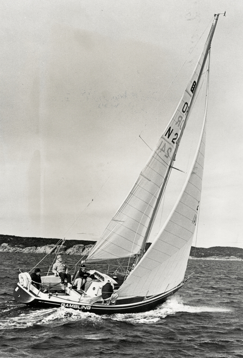Jan Herman Linge, Fire menn seiler Linge-båten Gambling.