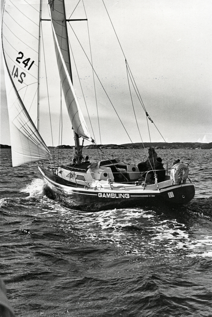 Jan Herman Linge, Tre menn ombord Linge-båten Gambling.