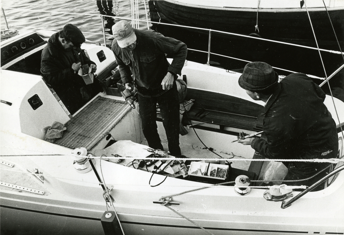 Jan Herman Linge, Tre menn ombord på Linge-båten Gambling. Sansynligvis ved Fevik brygge, Grimstad.