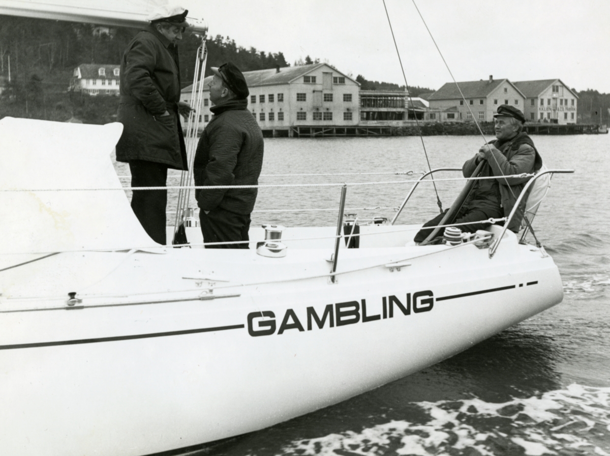 Jan Herman Linge, Tre menn på Linge-båten Gambling. Sansynligvis utenfor Fevik, Grimstad.