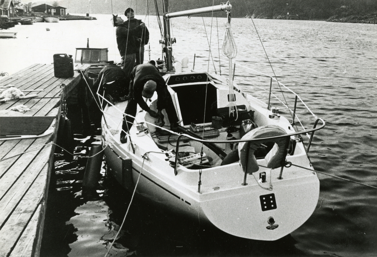Jan Herman Linge, Linge-båten Gambling, sansynligvis ved Fevik brygge, Grimstad.