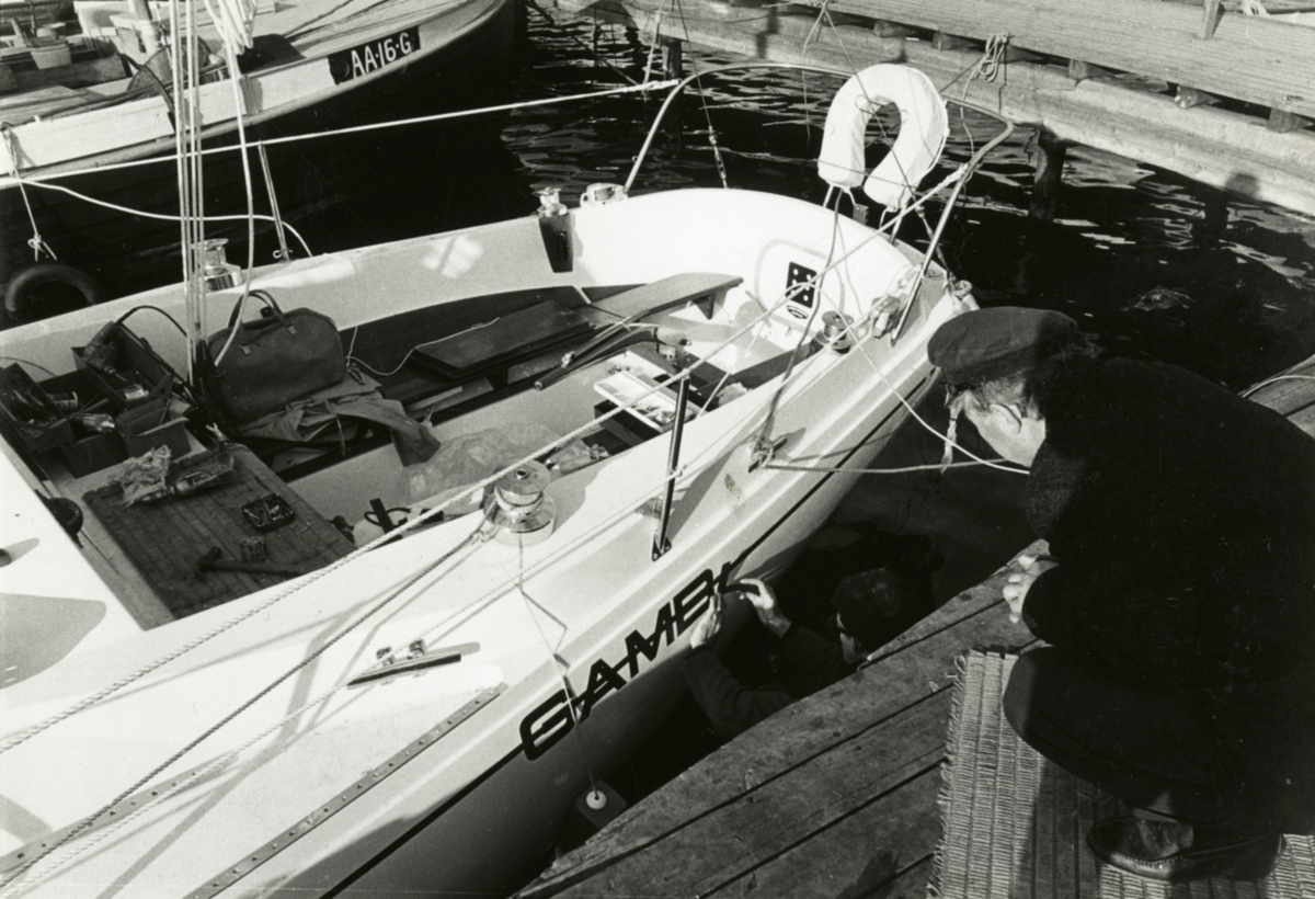 Jan Herman Linge, Montering av navn på Linge-båten Gamling, sansynligvis ved Fevik brygge, Grimstad.