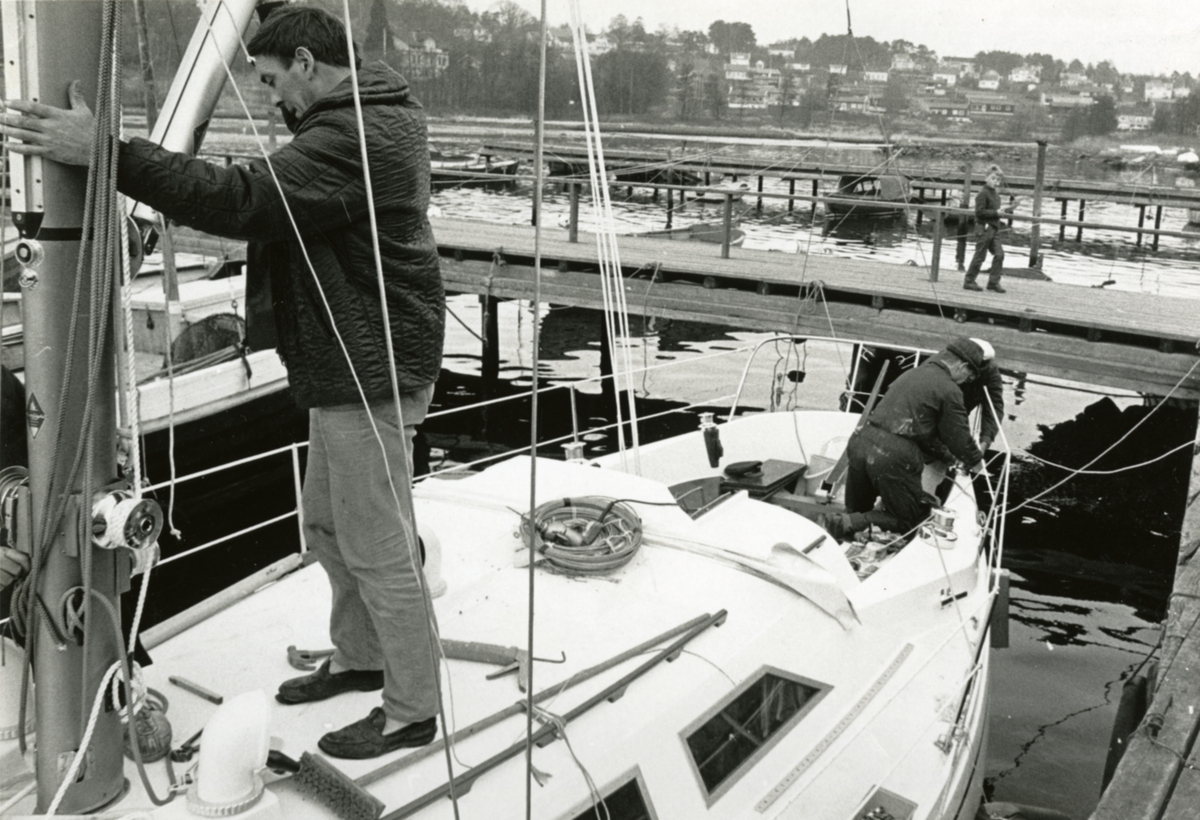 Jan Herman Linge, Linge-båten Gambling ved brygga, sansynligvis Fevik, Grimstad.