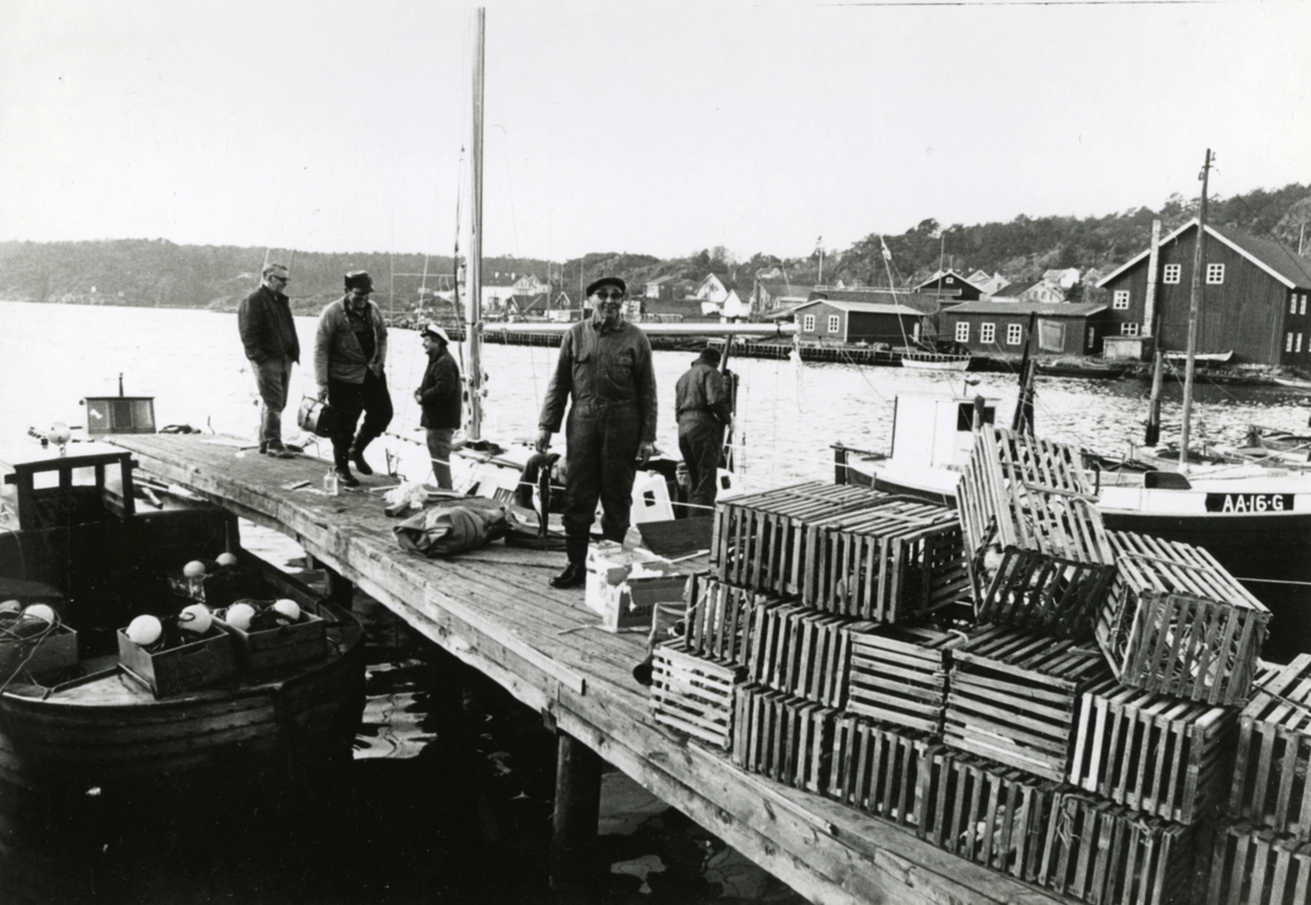 Jan Herman Linge, Linge-båten Gambling ved brygga, sansynligvis Fevik, Grimstad.