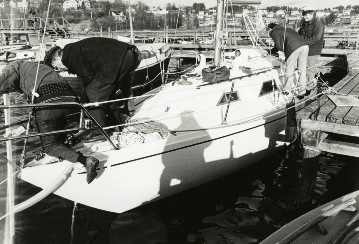 Jan Herman Linge, Linge-båten Gambling ved brygga, sansynligvis Fevik, Grimstad.