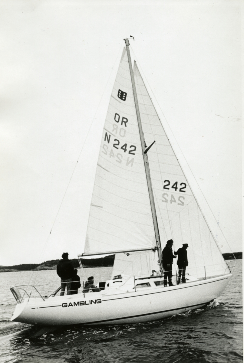 Jan Herman Linge, Fem personer seiler Linge-båten Gambling.