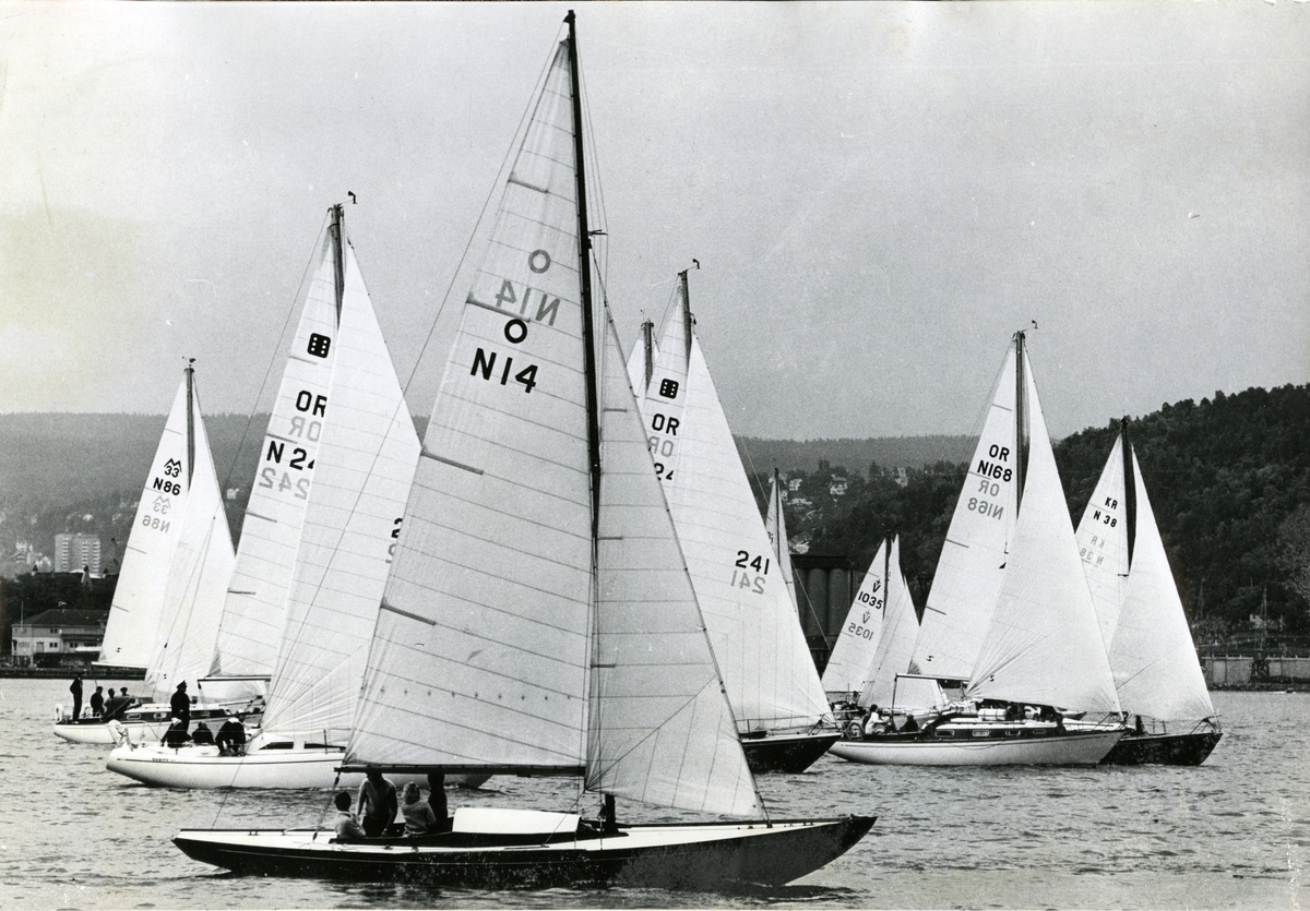 Jan Herman Linge, Seilbåter i Oslofjorden. Seilbåten Gambling ses i bakgrunnen.