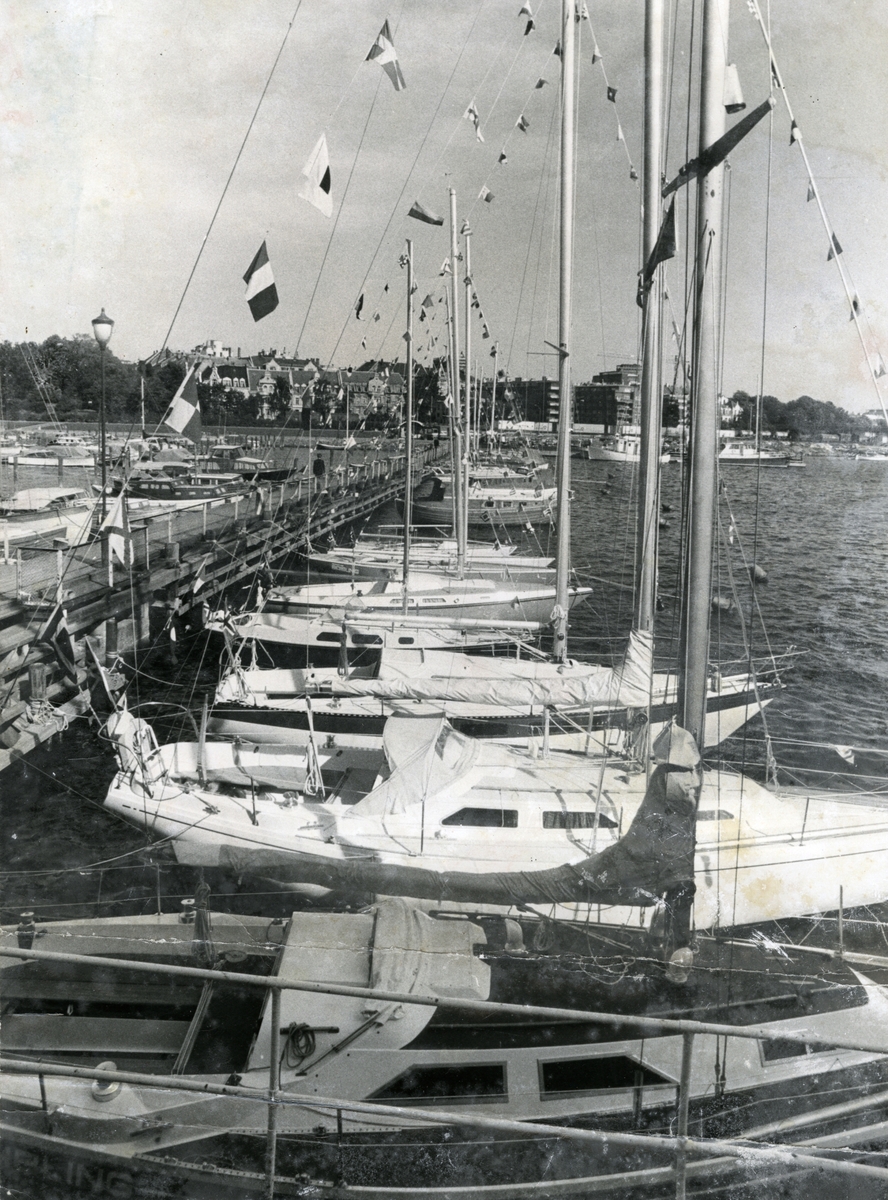 Jan Herman Linge, Seilbåter ved brygga, Bygdøy, Oslo.